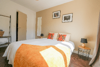 Chambre avec salle de bain attenante
