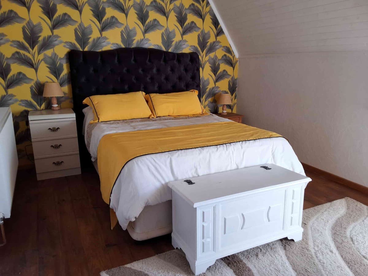 Chambre jaune avec double lit