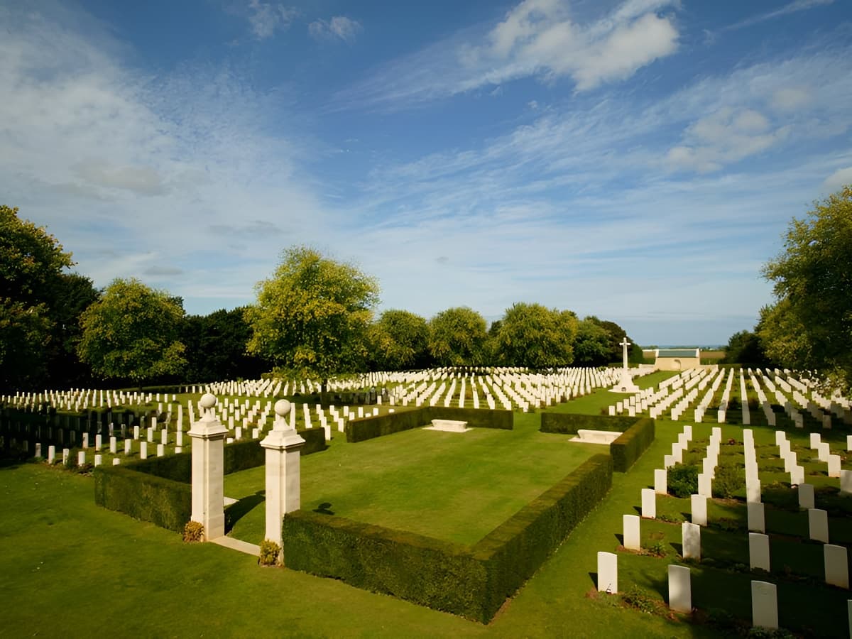 Vue sur le cimetière canadien de Bény sur Mer