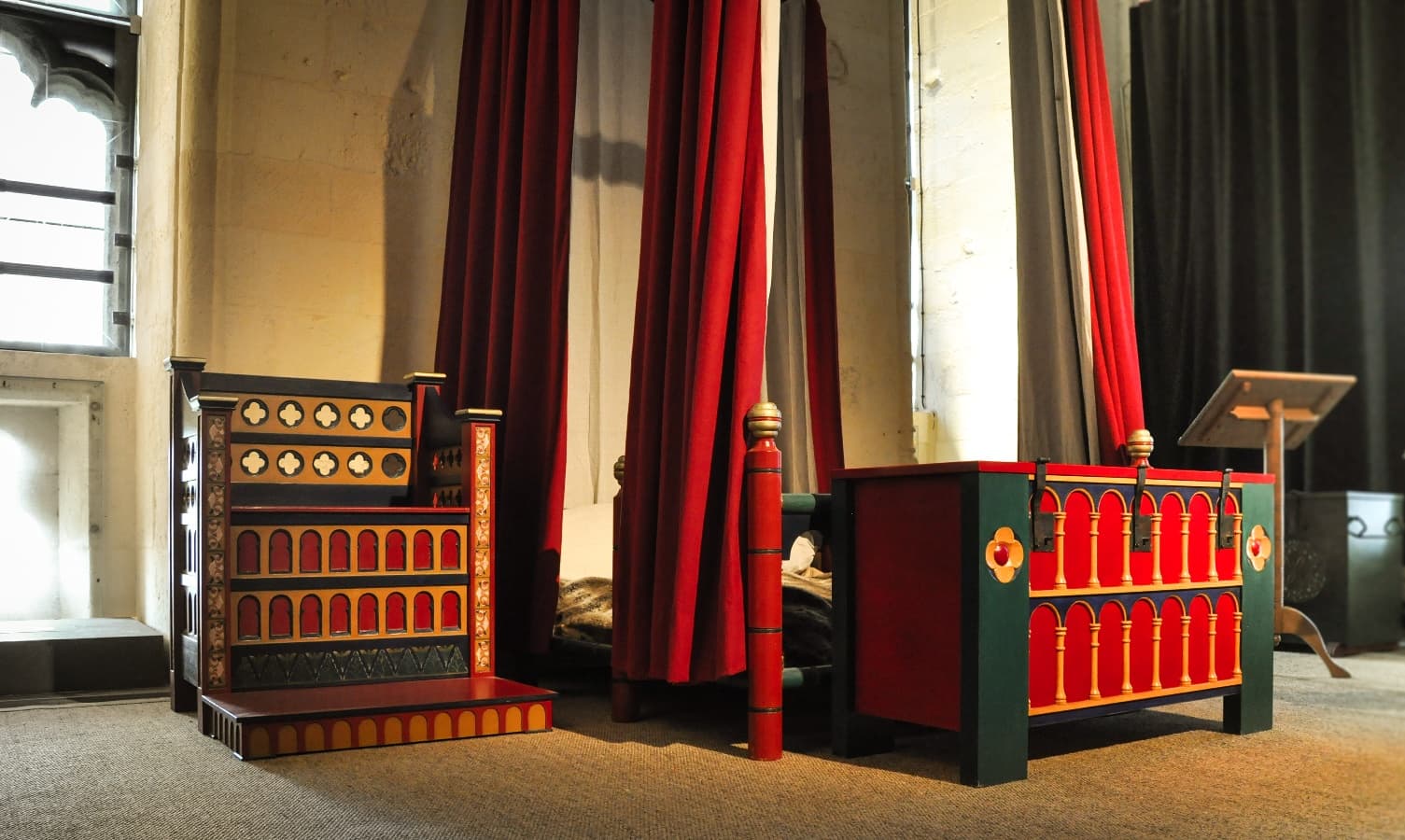 le mobilier XIIe du petit Donjon Château Guillaume le Conquérant FALAISE