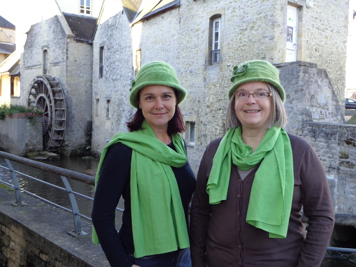 Christèle et Marie-Noëlle Les dames aux chapeaux verts