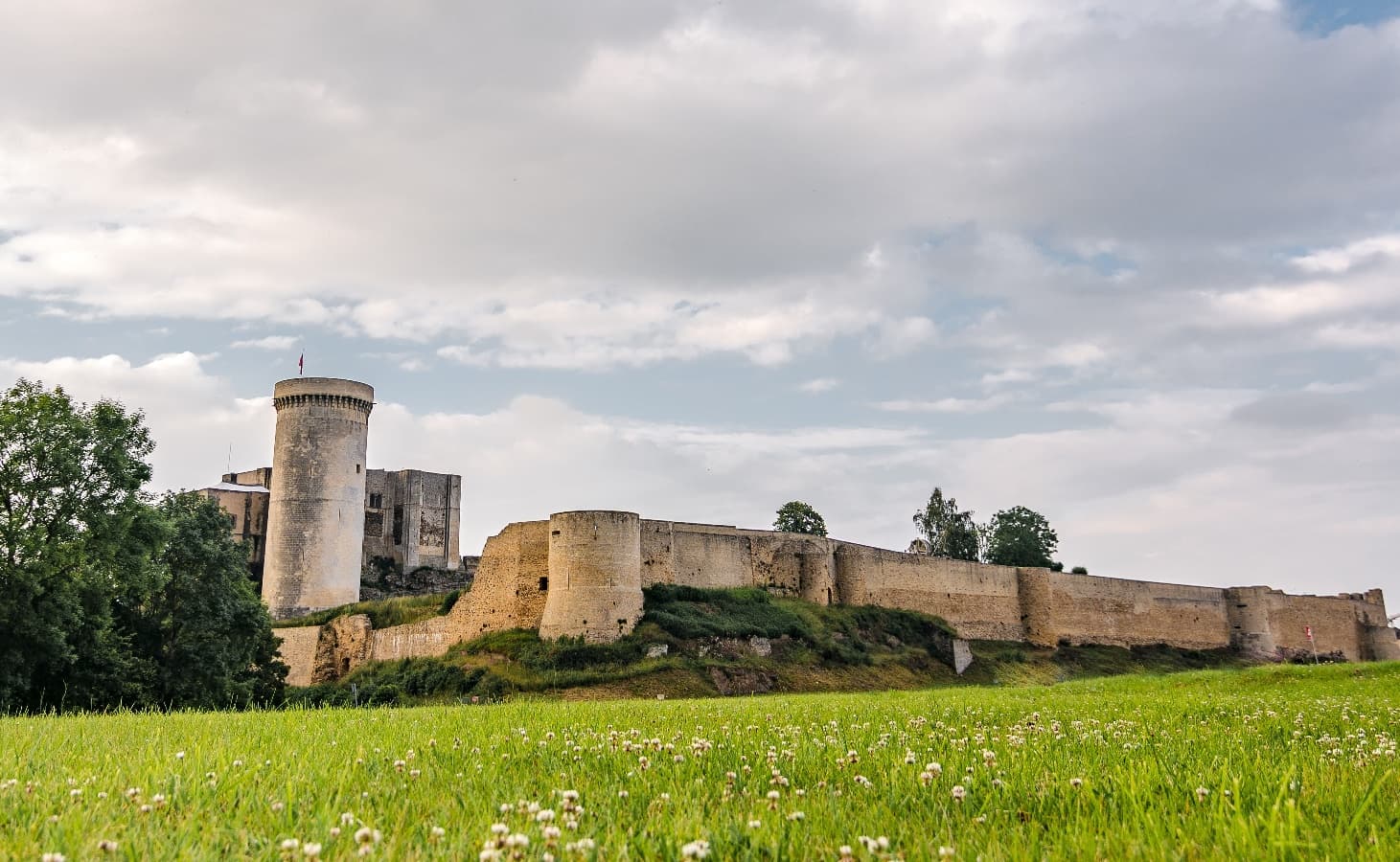 Le front sud du château Château Guillaume le Conquérant FALAISE