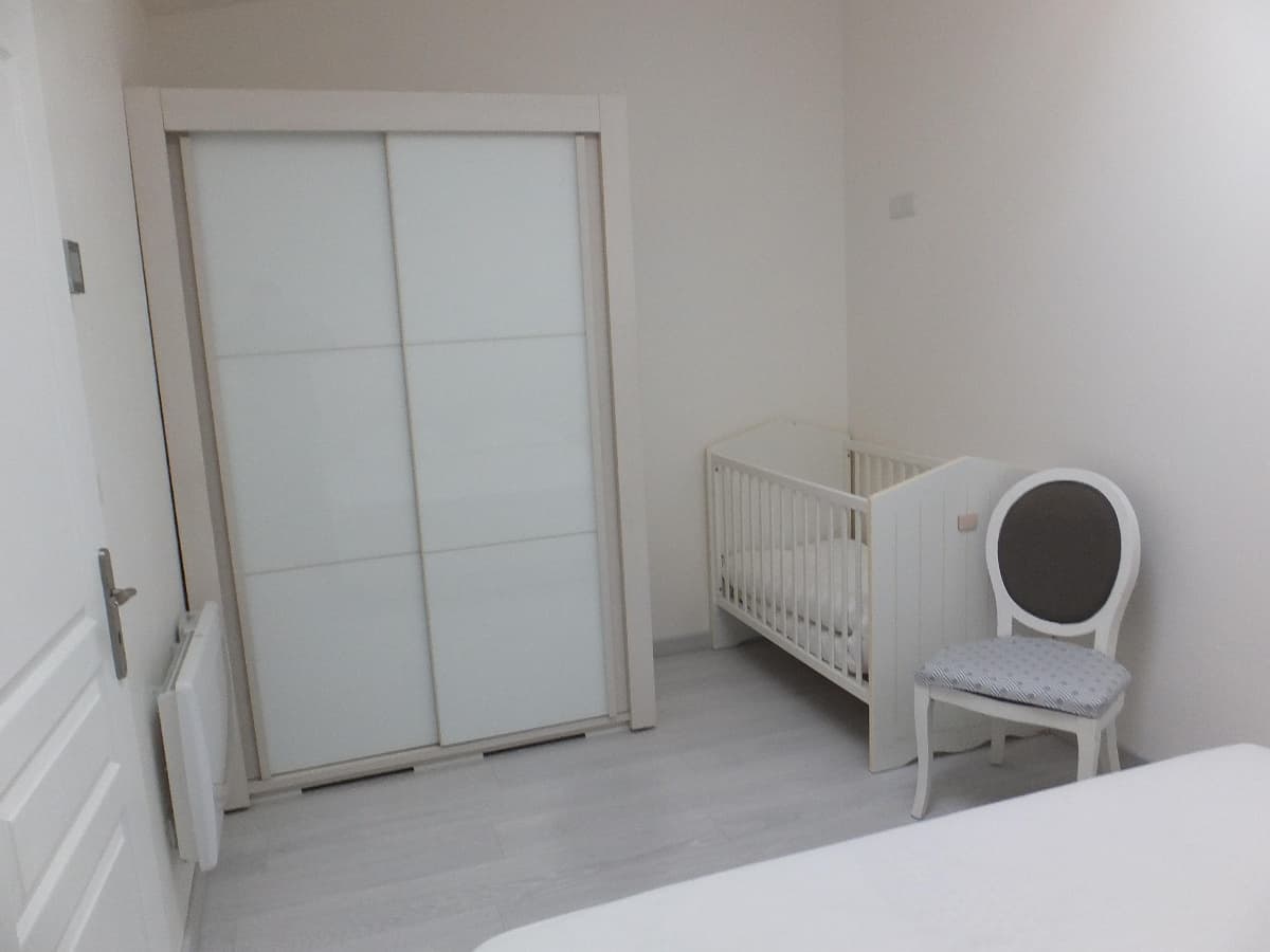 Garnier - chambre parentale - armoire + lit bébé