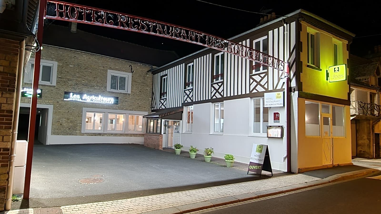 Logis Les Agriculteurs -Extérieur-