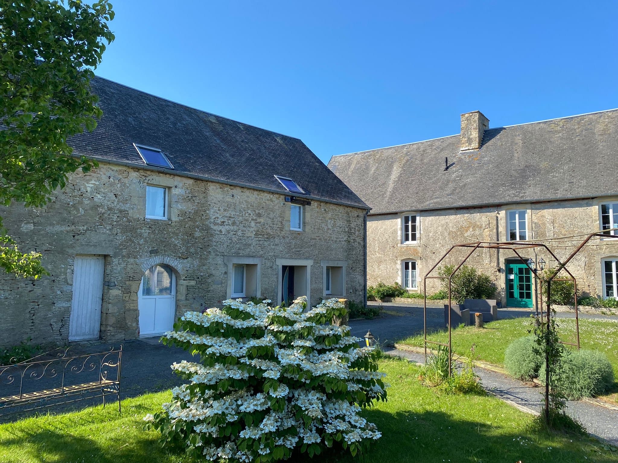 Exterieur chambre. allée