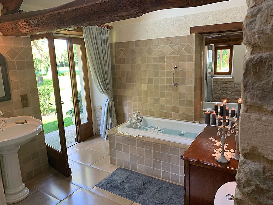 Farmhouse-bb-bathroom