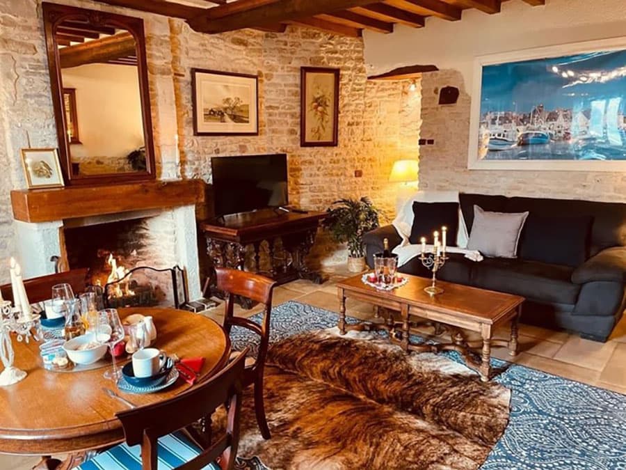 Farmhouse-bb-lounge-dining-1
