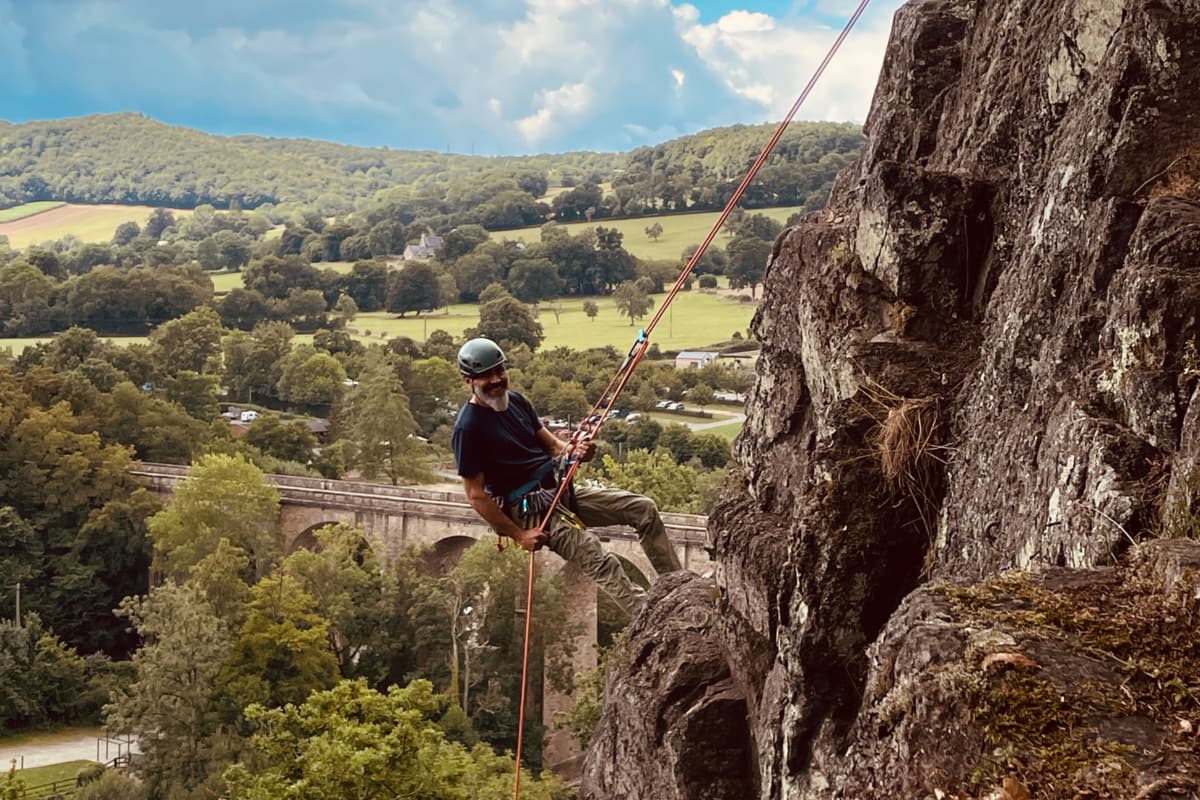 descente en rappel des falaises de Clécy avec les moniteurs du camp de base