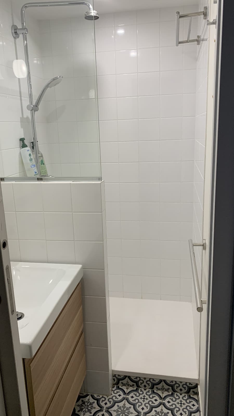 SALLE DE DOUCHE AU RDC