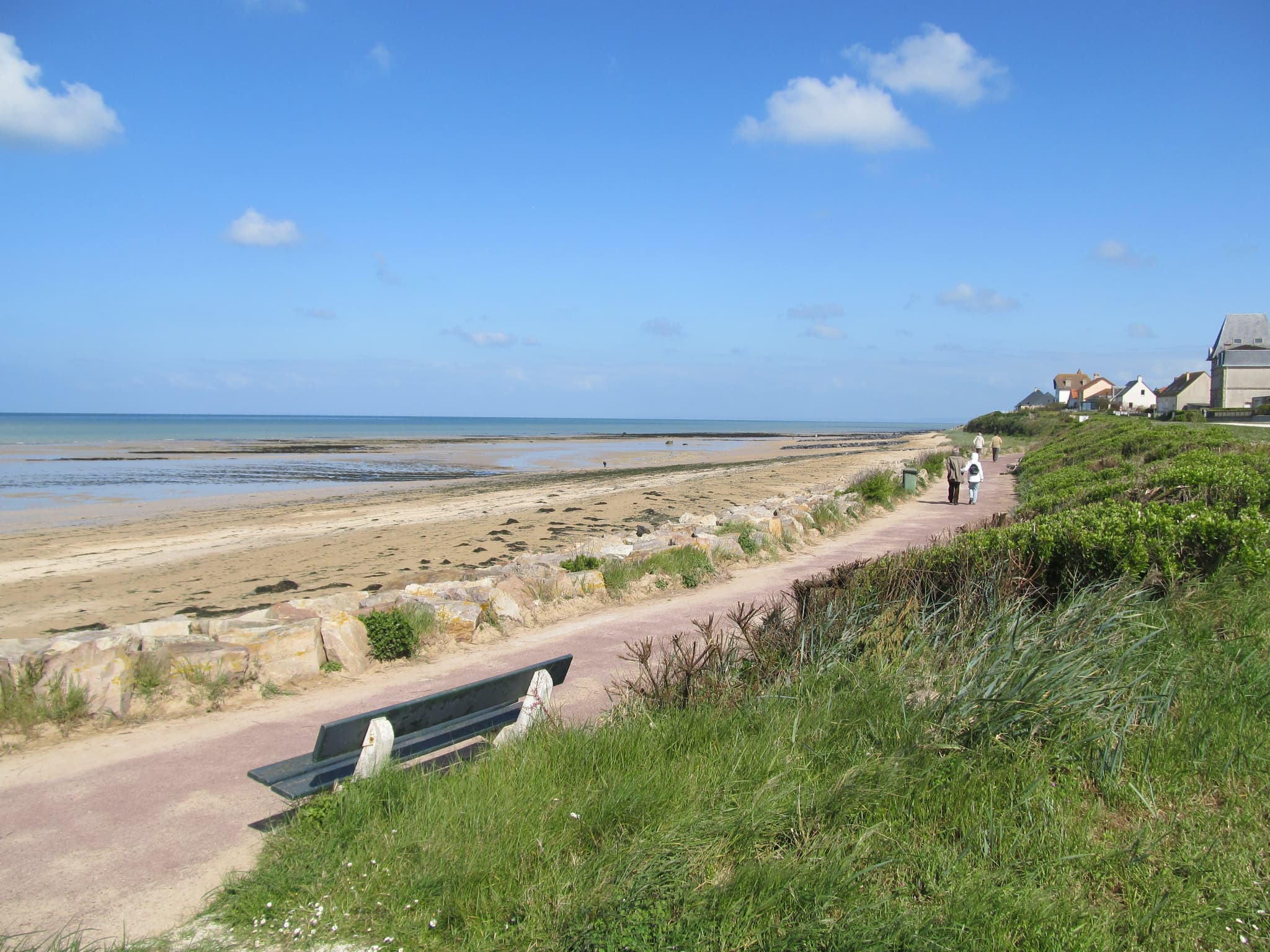 La plage et sa digue