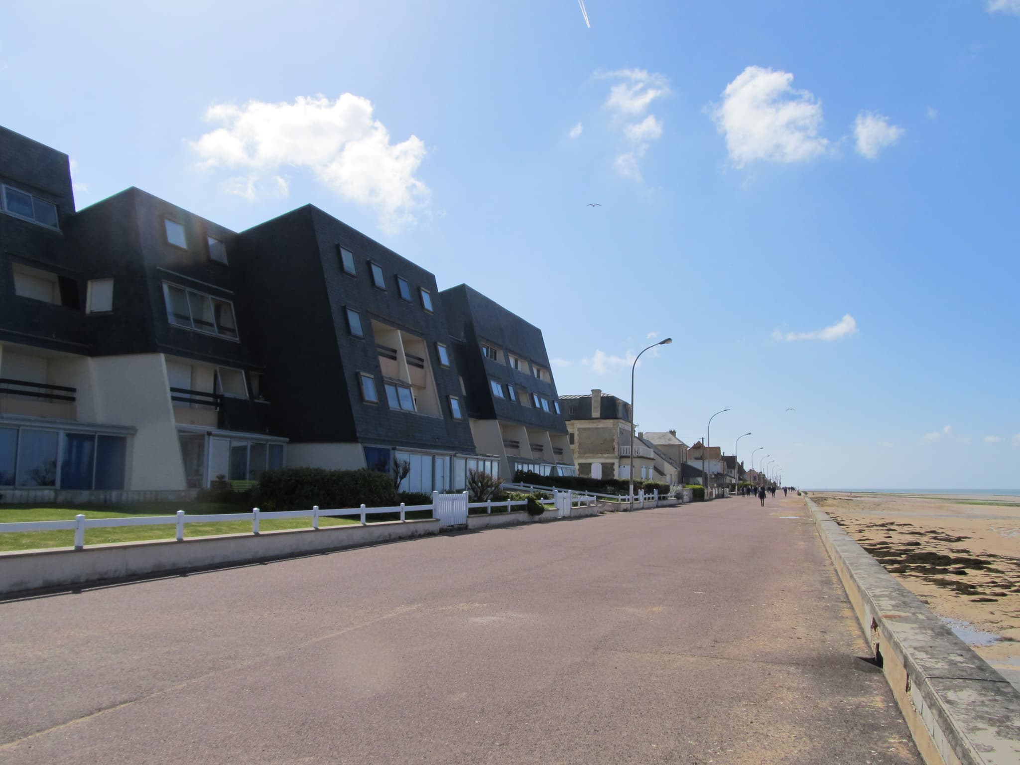 La promenade devant la résidence