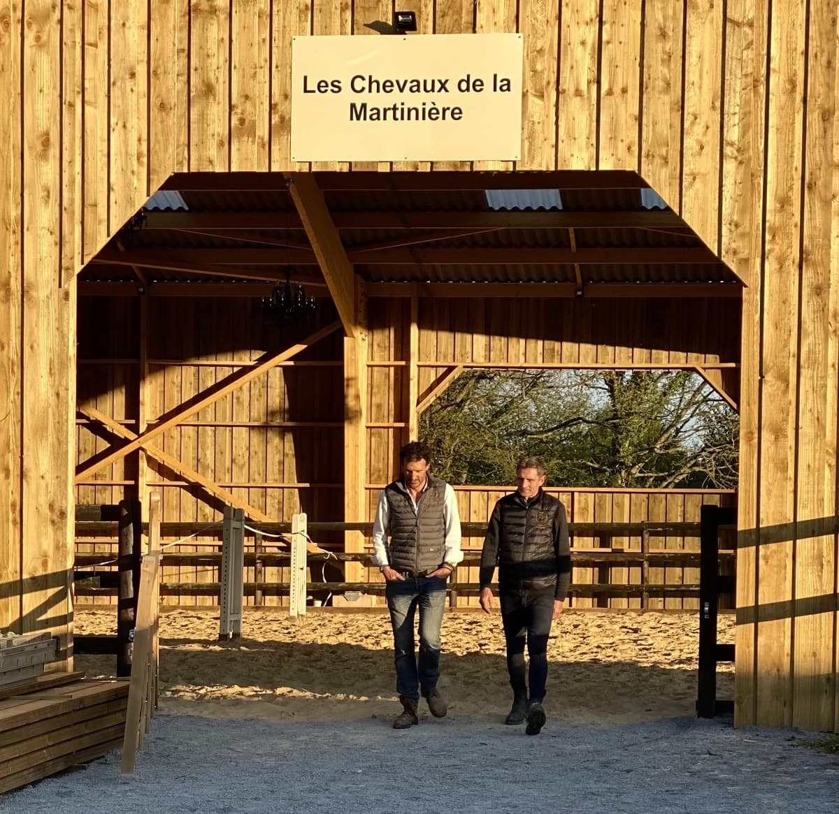 Boris Ehrgott et Jean-Paul Bérard à la sortie du manège équestre
