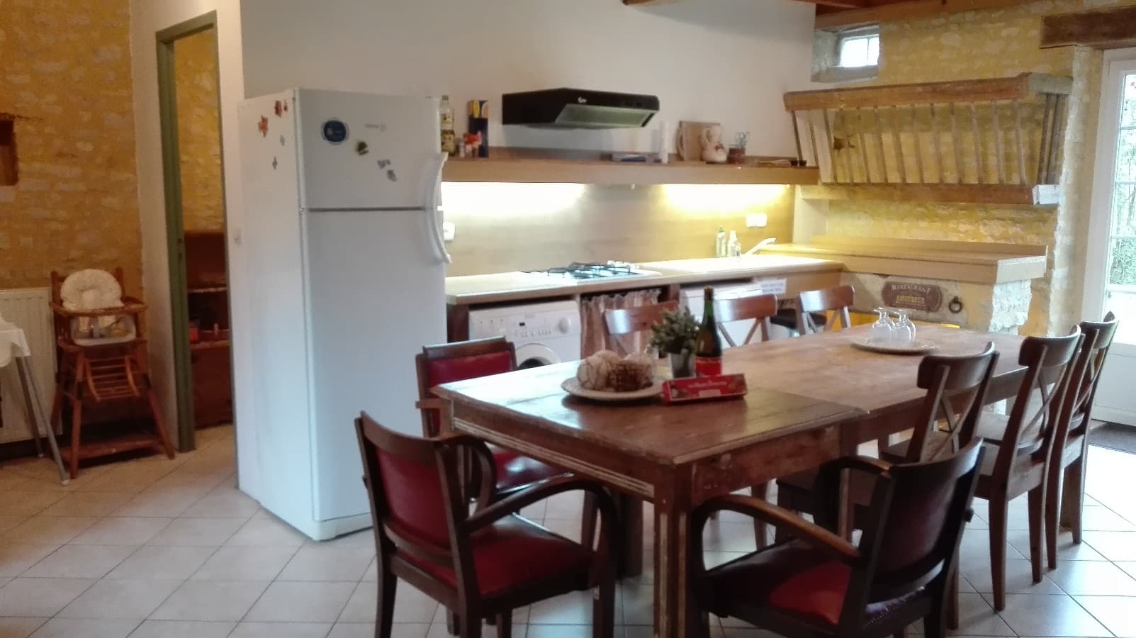 CUISINE SPACIEUSE POUR 12 PERSONNES