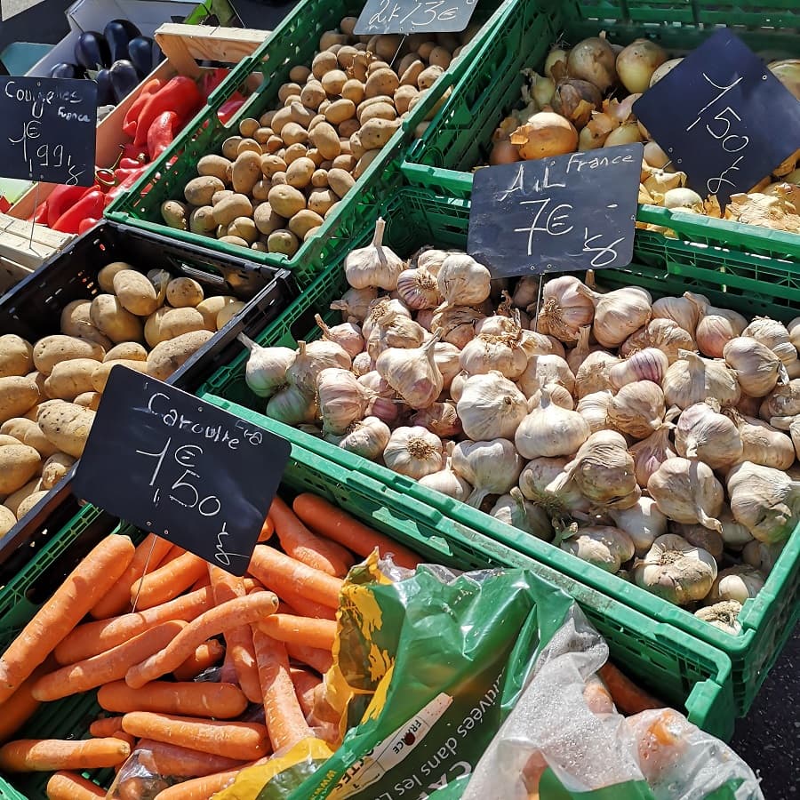 Fruits et légumes sur le marché de Saint-Pois