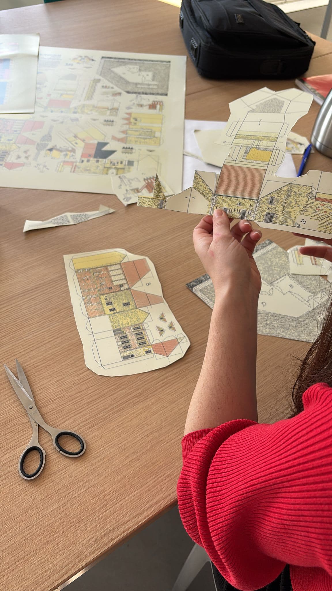 Maquette de la Lieutenance en cours de découpage