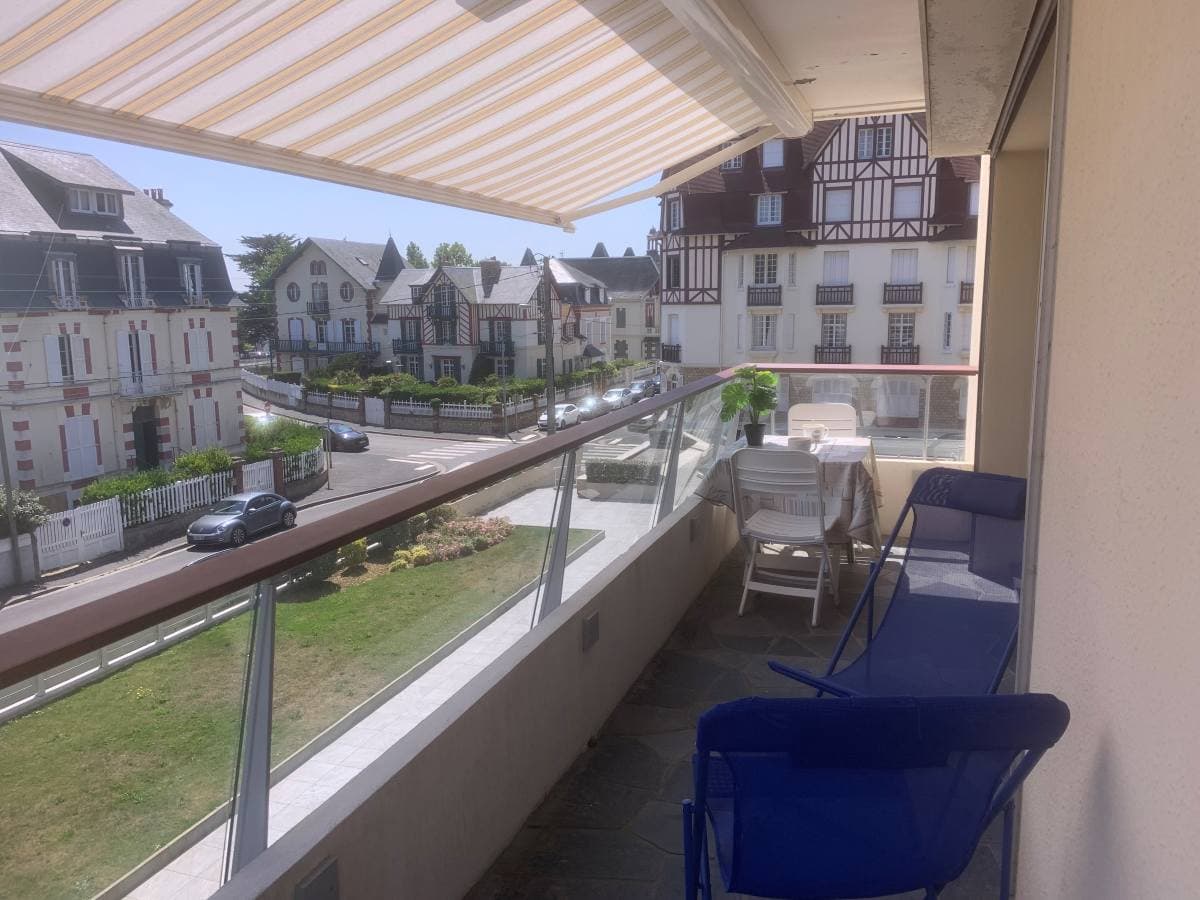 Terrasse au Sud vue sur villas