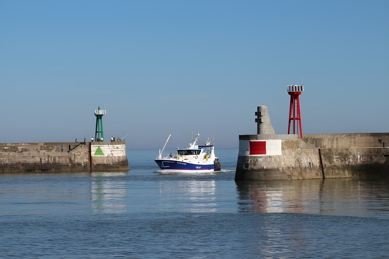 arrivée d'un chalutier dans l'avant-port