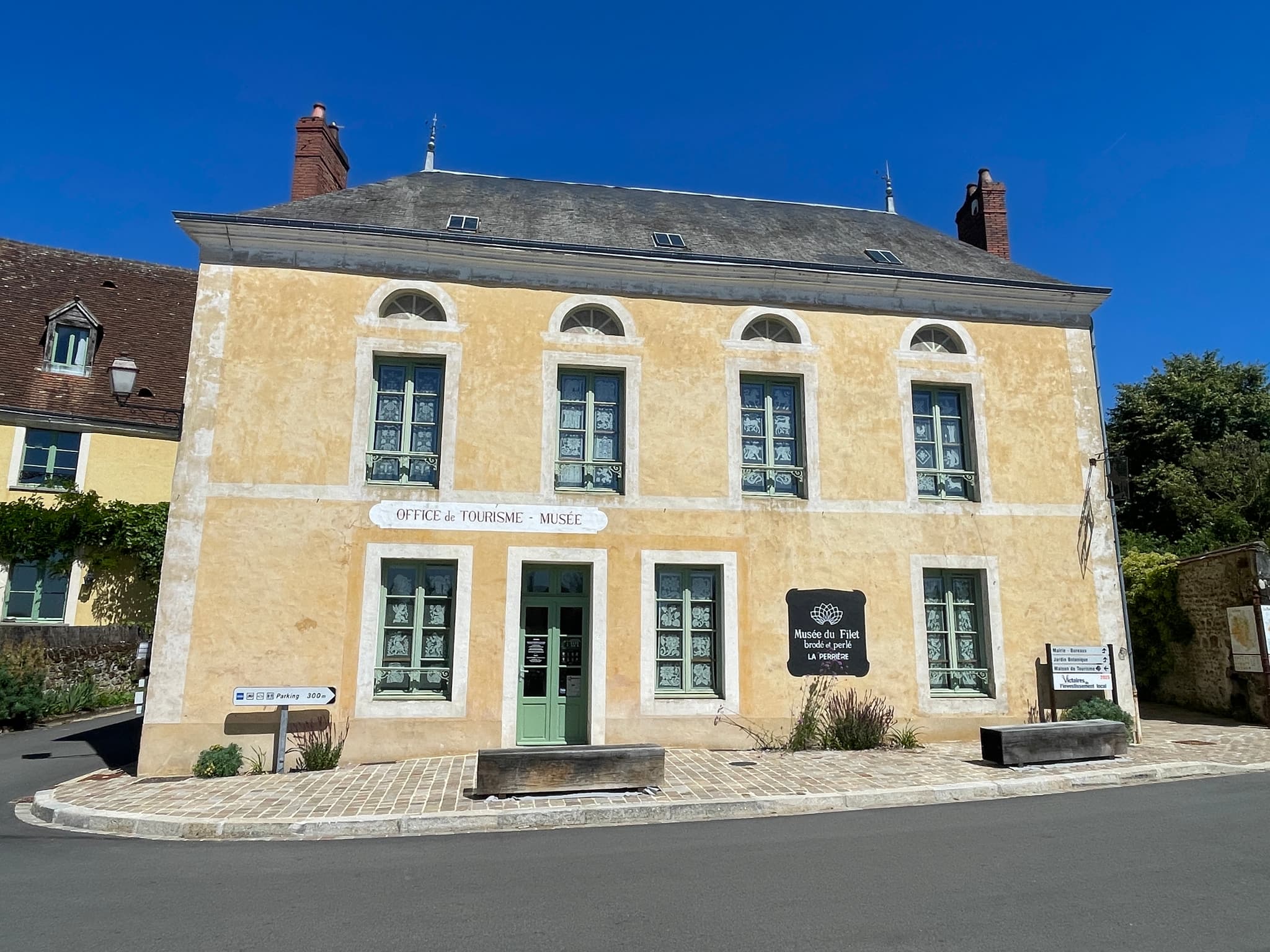 Musée du filet brodé et perlé