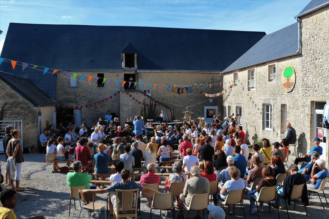La cour du corps de ferme avec ses événements, son auberge et sa salle de spectacle