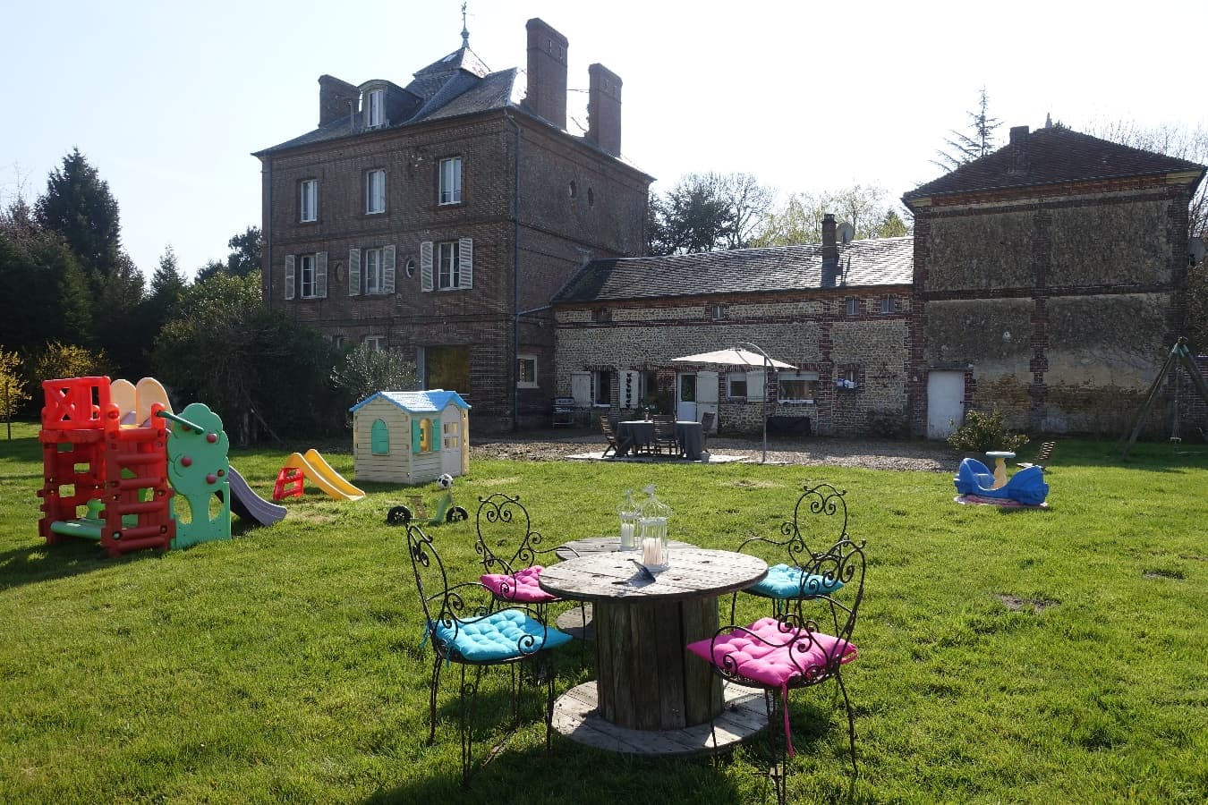 Table de jardin et jeux pour enfants