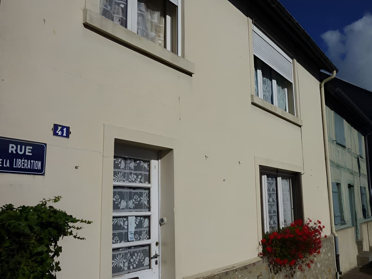 Location à Beaumont en Auge, façade rue