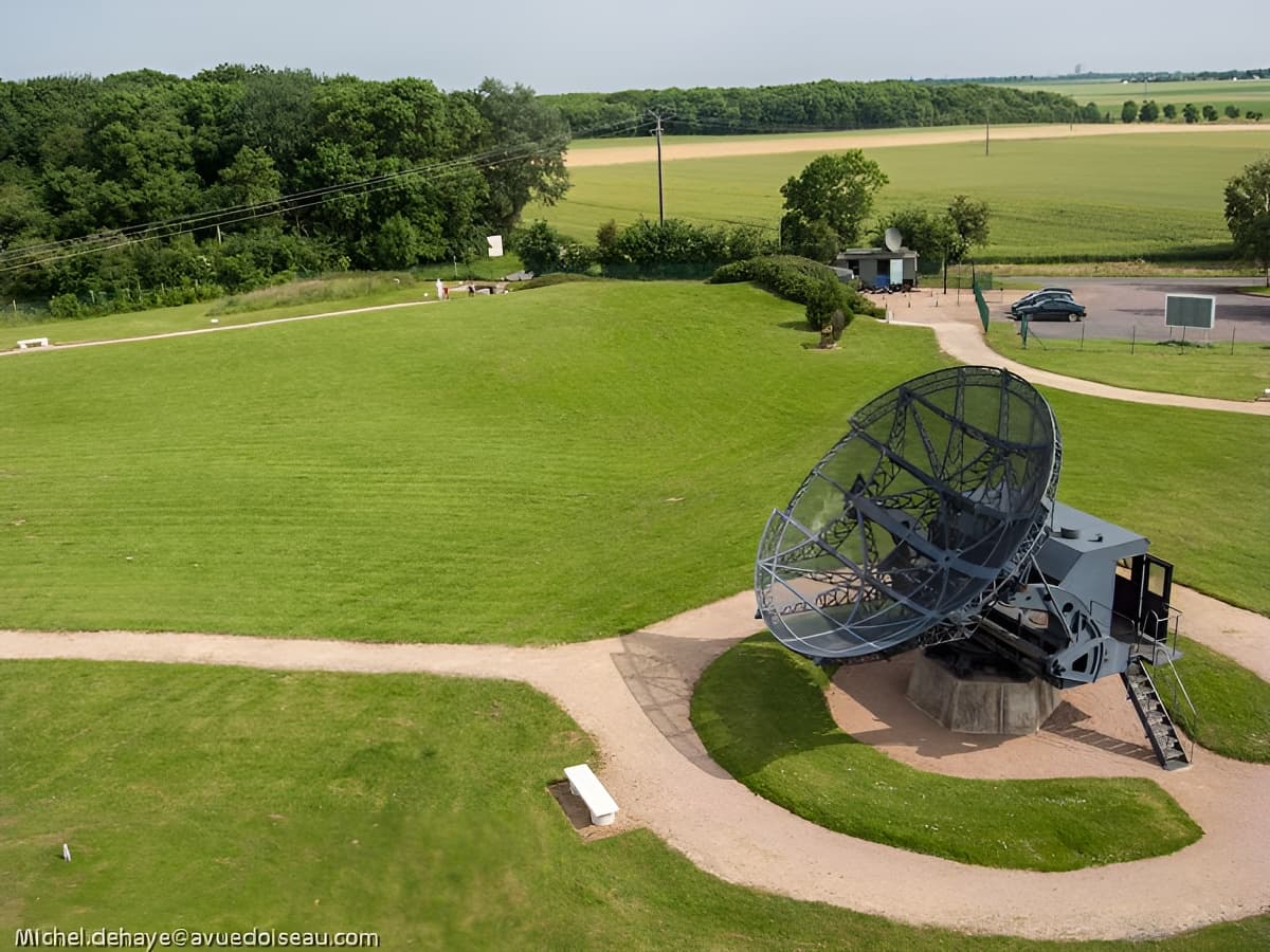Vues aériennes du musée Radar de Douvres, entre Caen et Courseulles