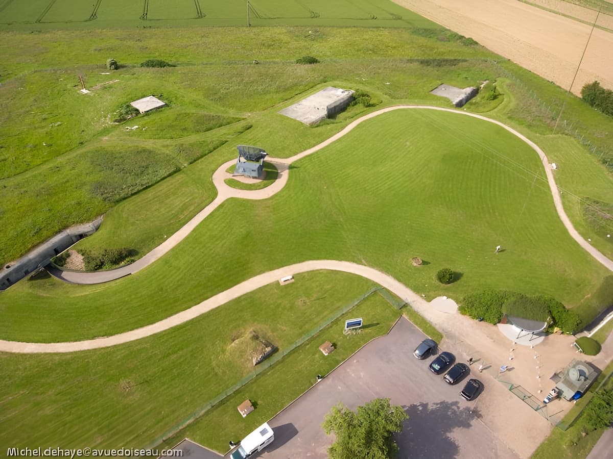 Vues aériennes du musée Radar de Douvres, entre Caen et Courseulles
