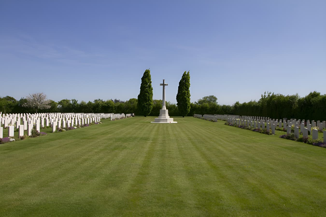 Allée centrale cimetiere St Charles de Percy