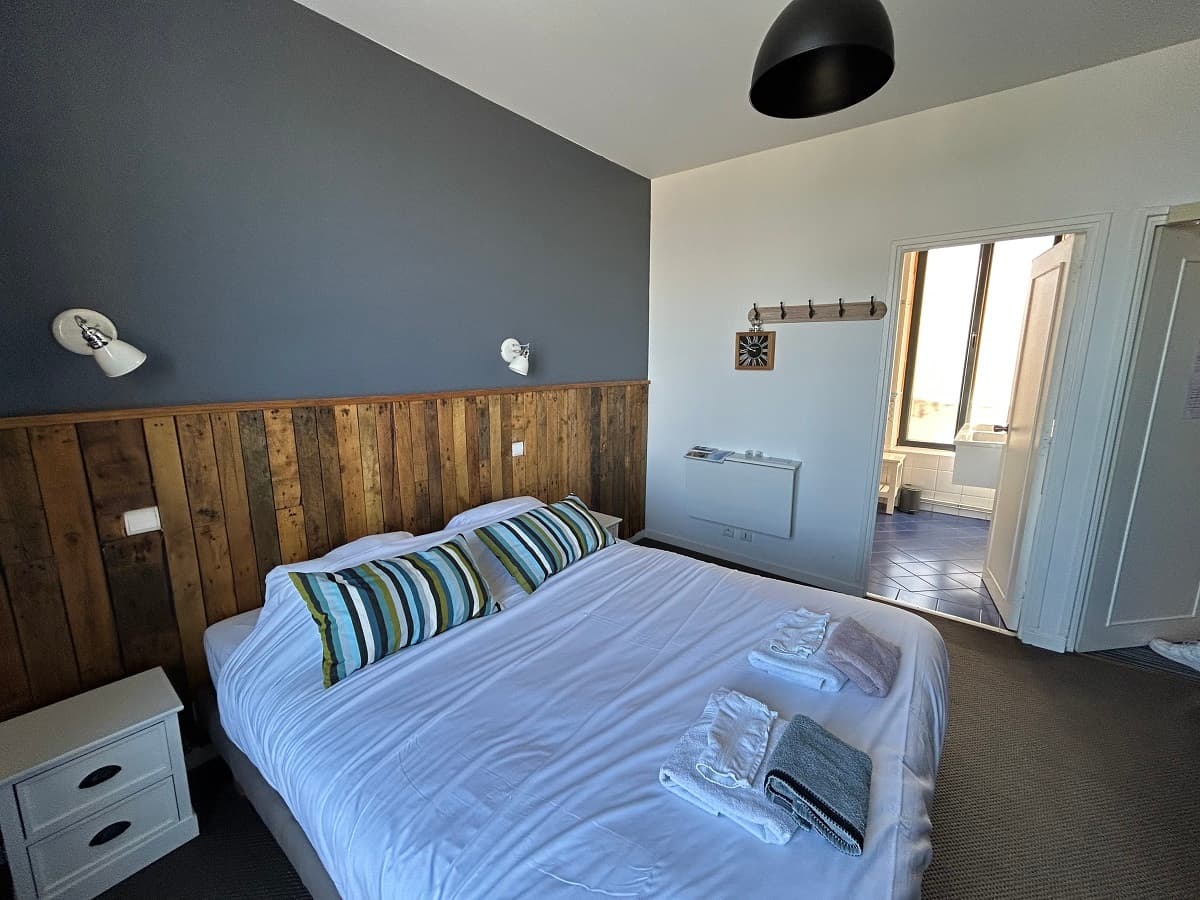Papagayo-Chambre-lit-bois-Saint-Aubin