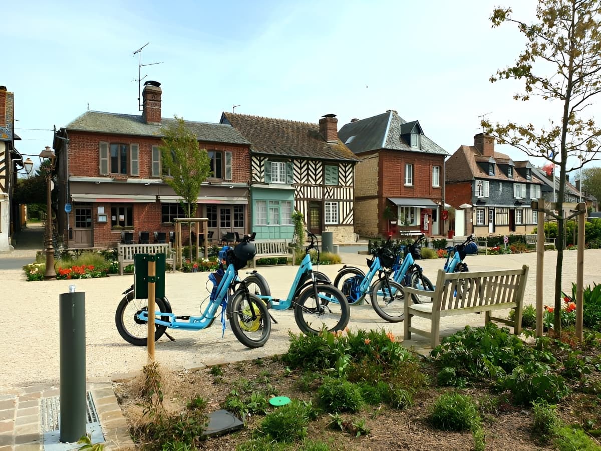 Place Michel Vermughen - Beuvron-en-Auge