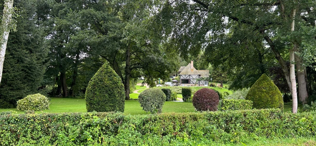 Jardin arboré et fleuri doté de plus de 100 espèces... un régal pour les yeux et les papilles !
