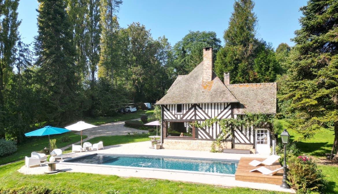 Piscine 12 x 4 sans vis à vis avec terrasse et vue sur le jardin et les boucles du ruisseau de Lecange.
