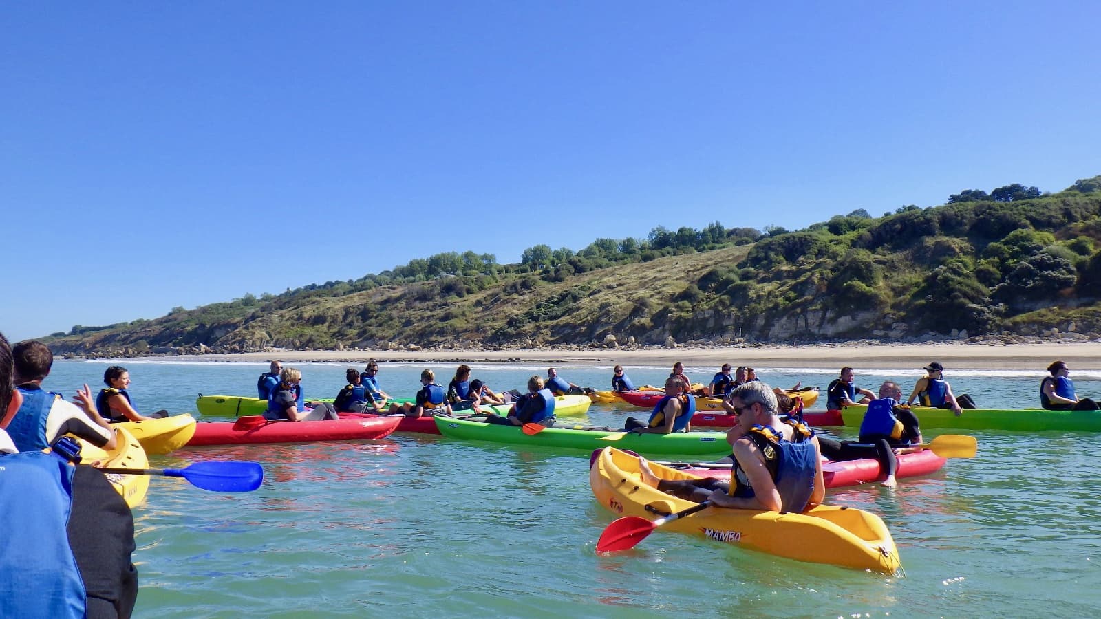 Randonnée en kayak au pieds des roches noires