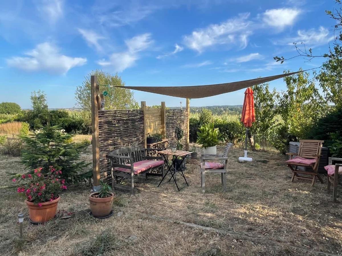 Un coin intime et convivial dans le jardin