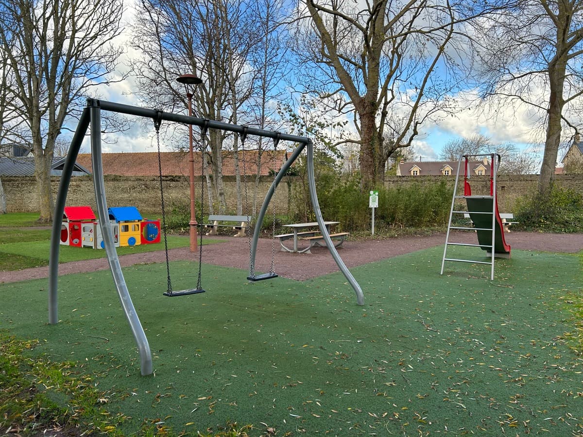 aire-de-jeux-parc-barthelemy-bernieres