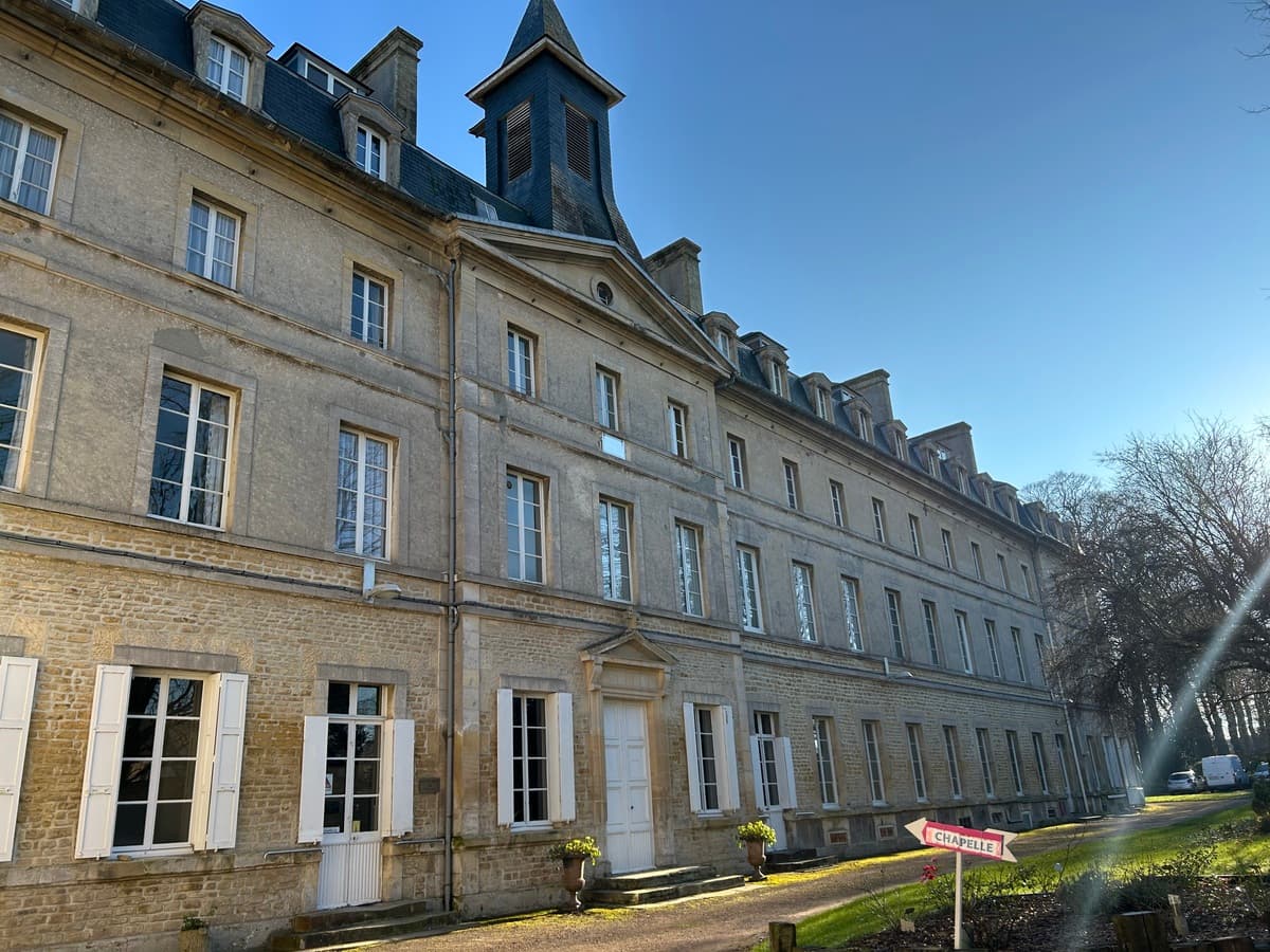 chapelle-lalique-entree-exterieur-douvres