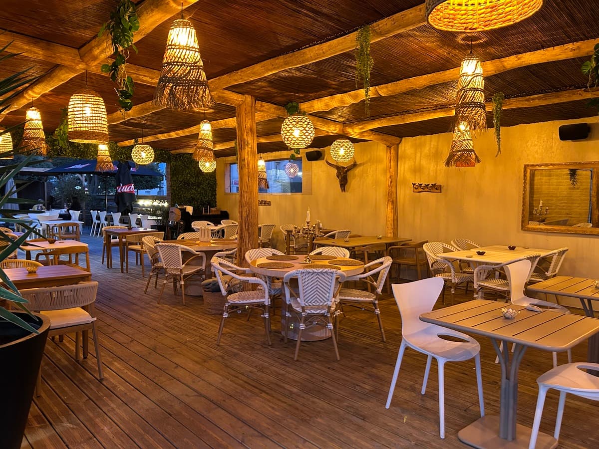 chez-marco-interieur-tables-couvertes-courseulles