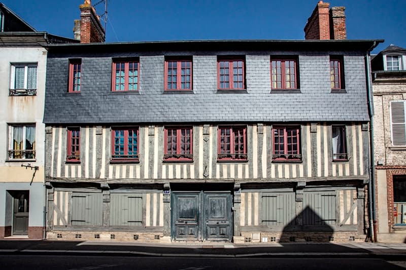 colombage&fenetre&habitation&route&fermé