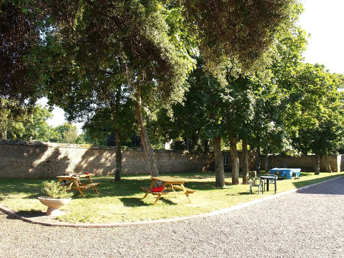 uncmt-la-petite-falaise-cour-interieure
