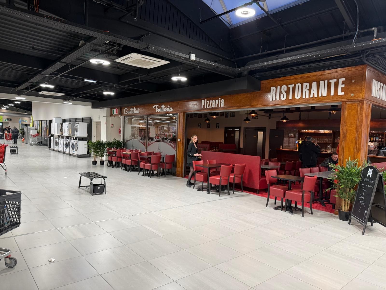 Admirez la façade accueillante de Gustotini Trattoria, votre escale gourmande