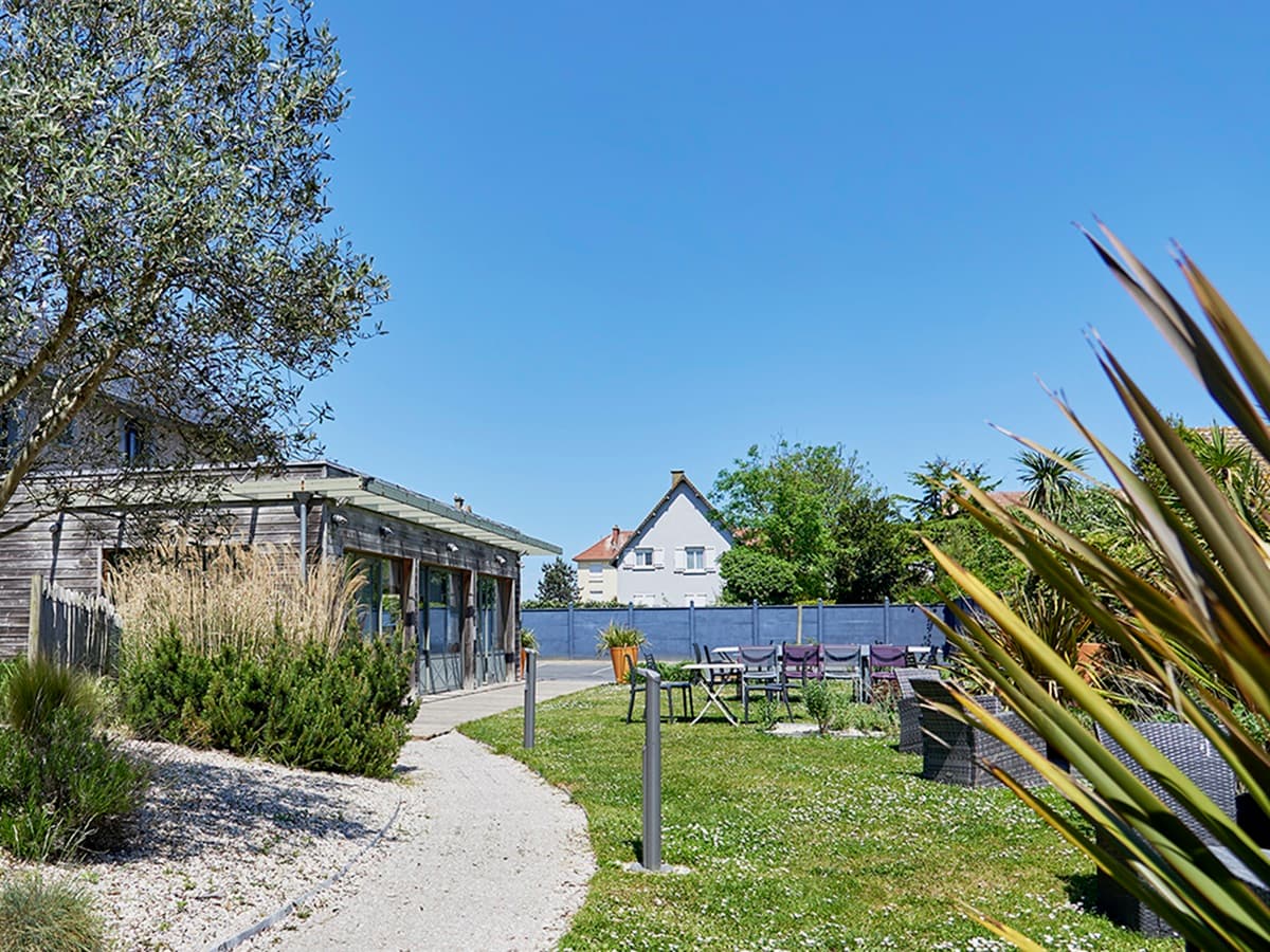 hotel-cremaillere-jardin-exterieur-courseulles