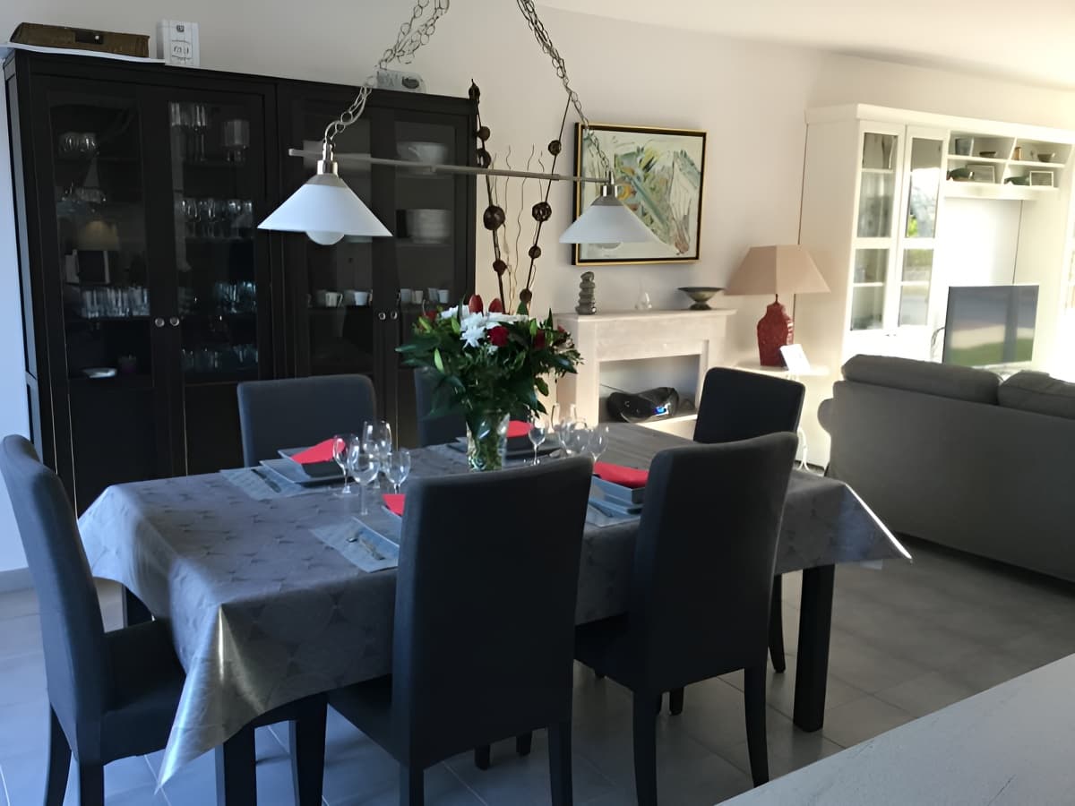 krikorian-sejour-table