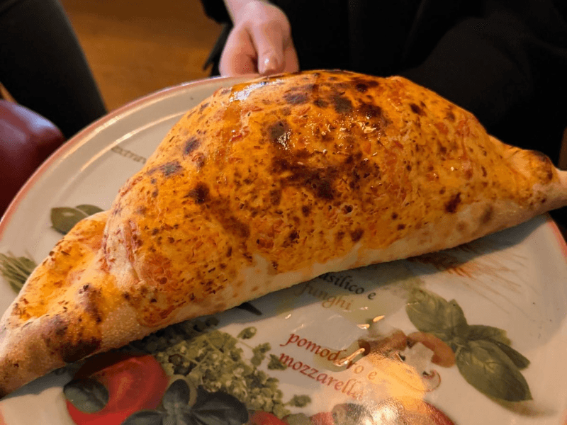 Une calzone a la pâte faite maison pour une pause gourmande