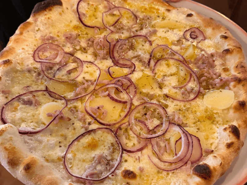 Découvrez la Pizza Savoyarde de Gustotini Trattoria, faite maison.