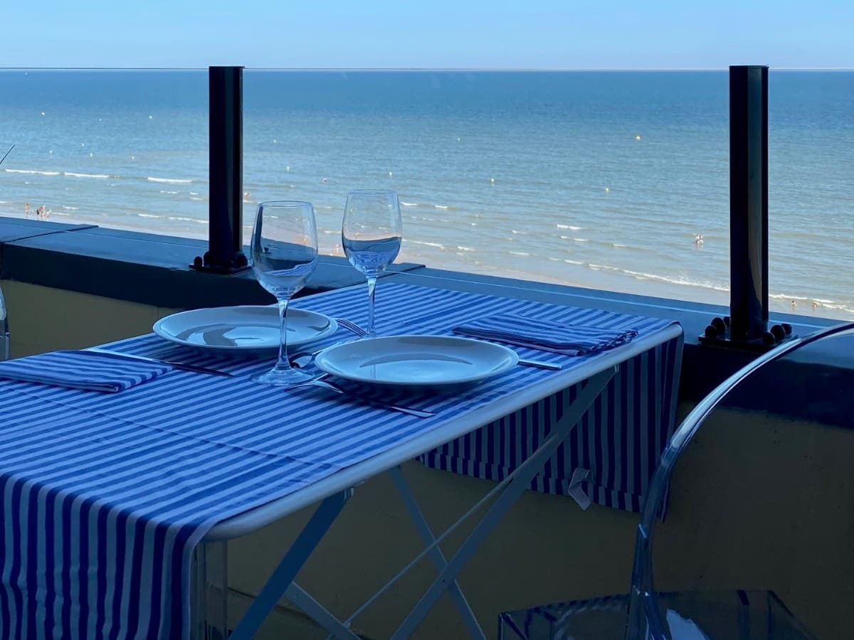 Déjeuner vue mer