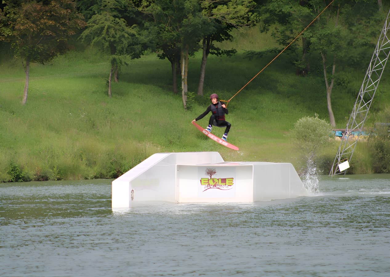 Saut en Wake Téléski-Nautique