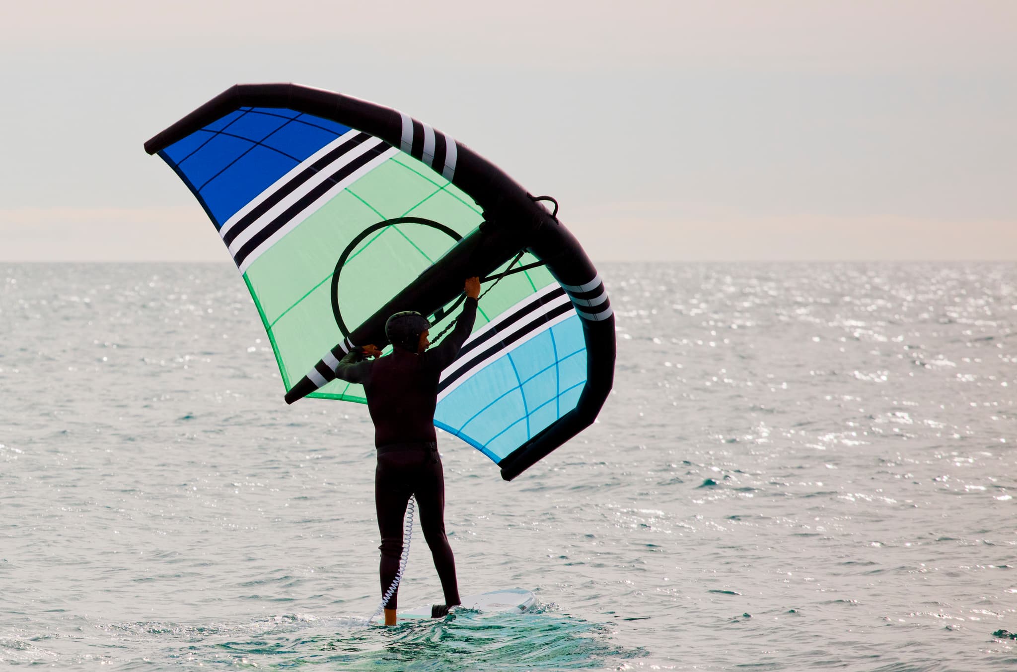 sportsman-with-wingfoil-sailing-sea