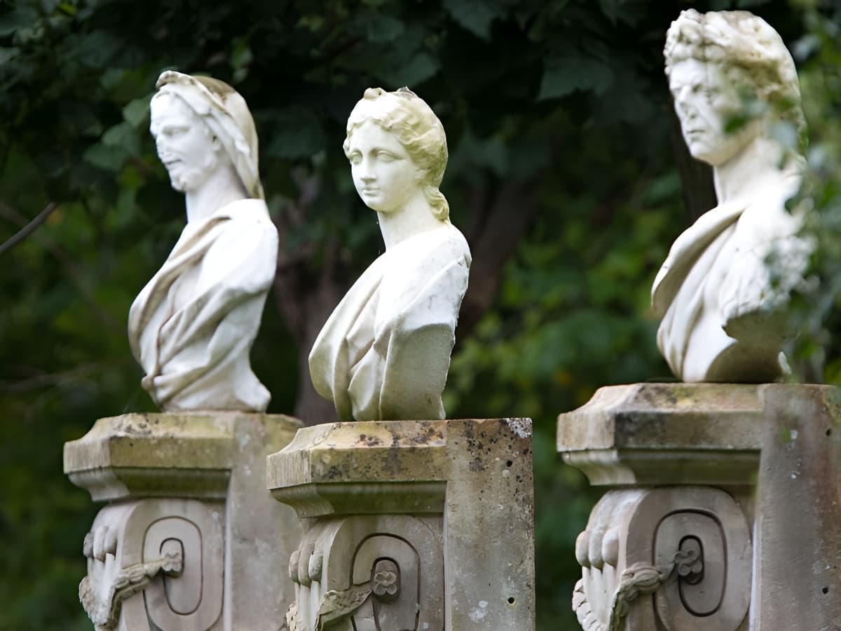 statues-parc-chateau-mezido