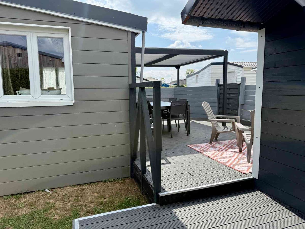 terrasse reliant chalet et bungalow