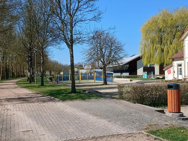Aire de pique nique, de jeux et sports